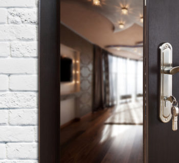 Kúpa interiérových a exteriérových dverí – pozor na výber vhodného typu materiálu