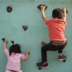 Prečo by ste mali deťom zaobstarať lezeckú stenu do izby?