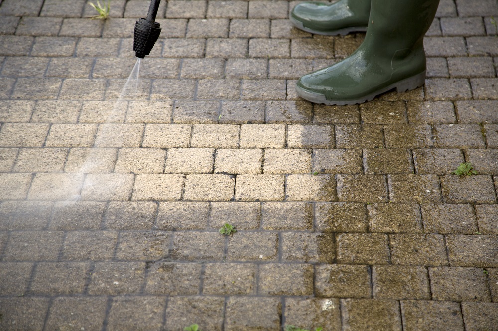 Kompletný sprievodca čistením zámkovej dlažby